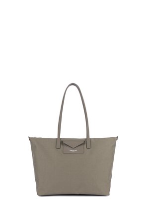 Grand sac cabas taupe avec doubles bretelles et petite poche à rabat portant la marque à l'avant.