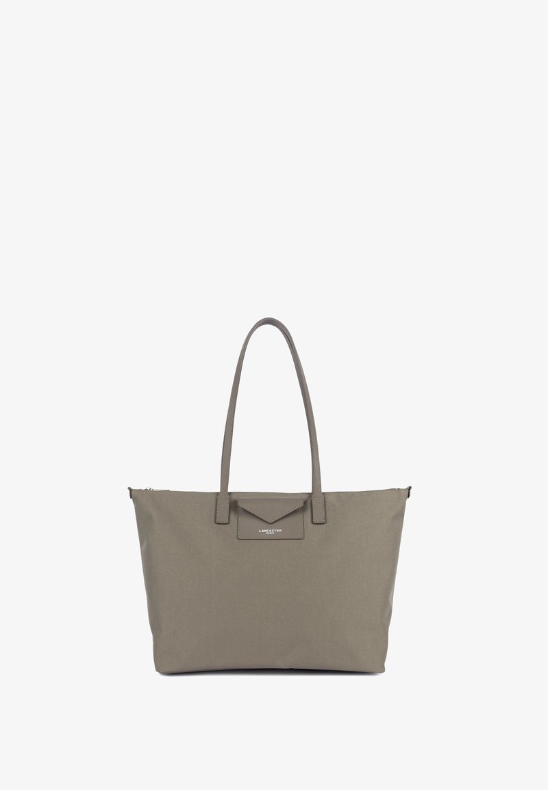 Grand sac cabas taupe avec doubles bretelles et petite poche à rabat portant la marque à l'avant.