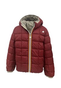 Giacca imbottita rossa con design trapuntato, con cappuccio e una fodera beige a contrasto. Presenta una cerniera multicolore prominente e un dettaglio logo.