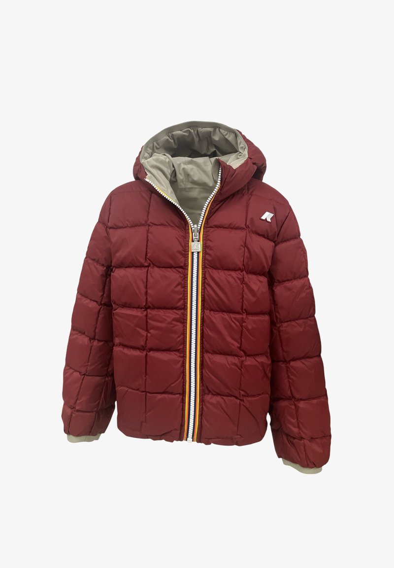 Giacca imbottita rossa con design trapuntato, con cappuccio e una fodera beige a contrasto. Presenta una cerniera multicolore prominente e un dettaglio logo.