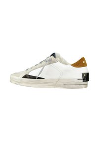 Sneaker bianca con lacci grigi e dettagli in camoscio. Presenta un pannello laterale nero e un'etichetta sul tallone color nocciola. Suola testurizzata con un aspetto usurato.