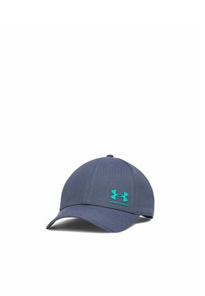 Casquette de baseball Under Armour gris foncé avec une visière incurvée et un logo vert à l'avant sur fond blanc.