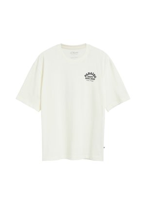 Biała koszulka z krótkim rękawem, okrągłym dekoltem i małym czarnym napisem „Paraíso Salty Soul Surf Lisbon, Portugal” po lewej stronie klatki piersiowej.