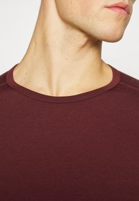 icebreaker MEN CREWE - Camisola de manga comprida - DARK BROWN