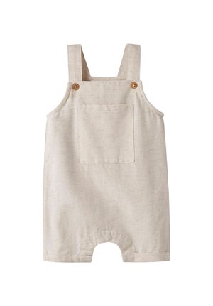 Beige babyheldragt med frontlomme, skulderstropper med knapper og op rullede ben, lavet af tekstureret stof.