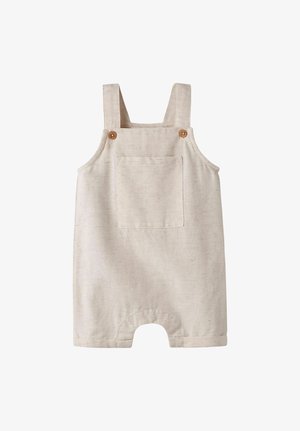 Barboteuse beige pour tout-petit avec poche avant, bretelles à boutons aux épaules et ourlets des jambes retroussés, fabriquée en tissu texturé.