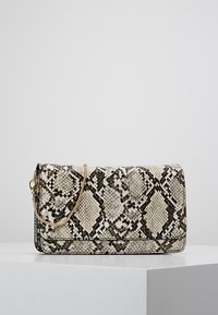 Borsa a polso in ecopelle di serpente con un motivo a diamante beige e marrone, dotata di una tracolla in catena dorata e chiusura a patta.