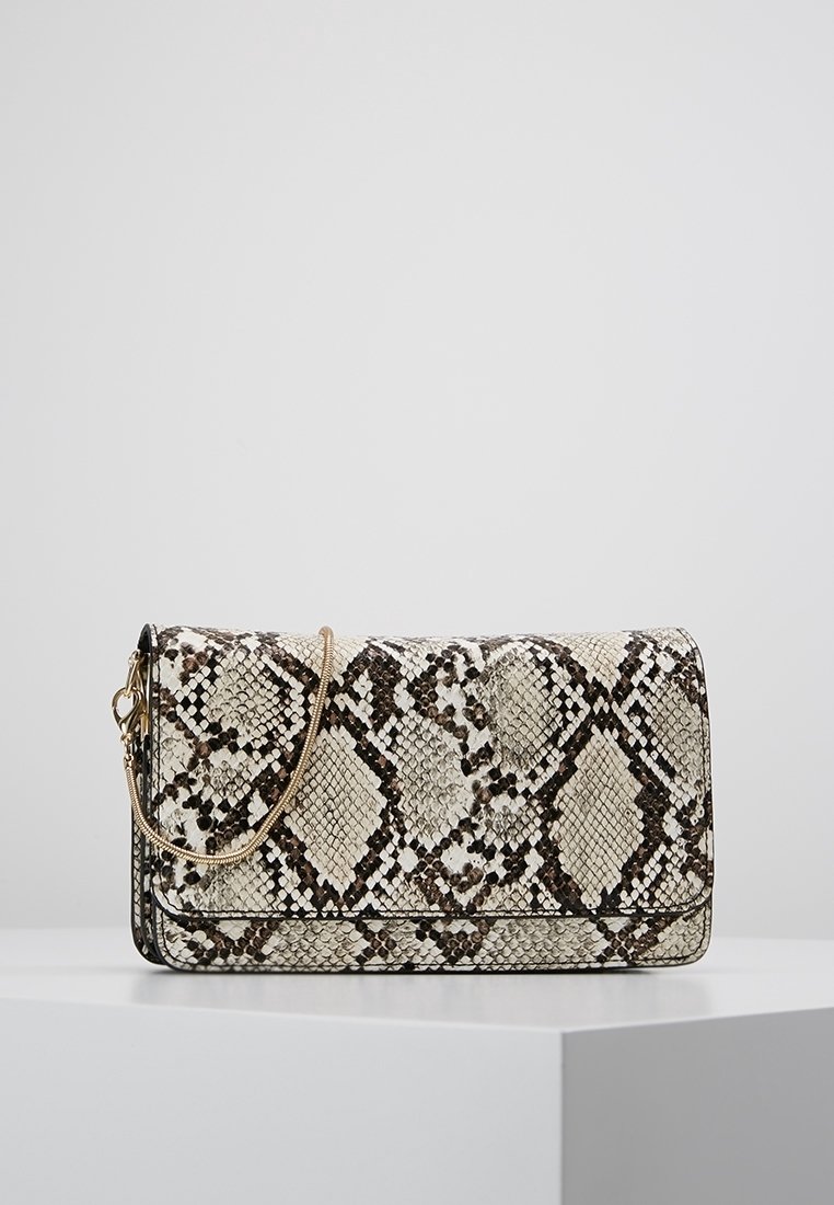 Borsa a polso in ecopelle di serpente con un motivo a diamante beige e marrone, dotata di una tracolla in catena dorata e chiusura a patta.