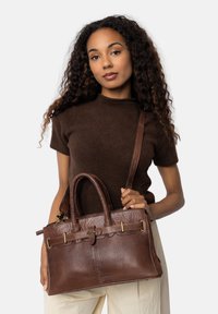 Borsa a tracolla in pelle marrone con finitura testurizzata, doppi manici, una tracolla rimovibile e dettagli in metallo color oro. Presenta un motivo scalloppato.