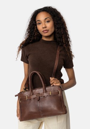 Sac à main en cuir marron avec une finition texturée, des poignées doubles, une sangle amovible et des accents en métal doré. Présente un détail en creux.