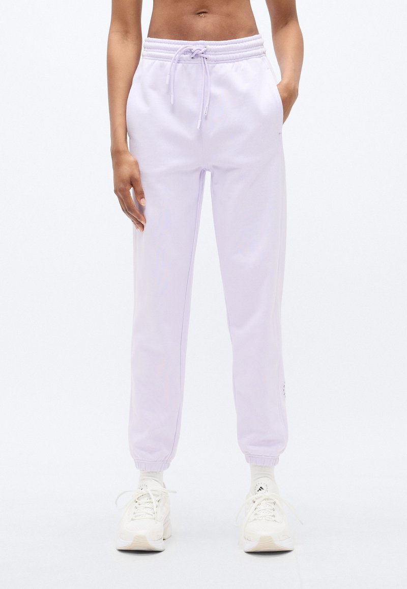 Λιλά φορμά φτιαγμένα από μαλακό ύφασμα, με ελαστική μέση και κορδόνι, μανσέτες στους αστραγάλους και πλαϊνές τσέπες. Ορατή λεπτομέρεια με λογότυπο.