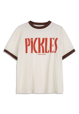 Valkoinen lyhythihainen T-paita, jossa on ruskea kaulus ja hihansuut, punainen teksti "PICKLES" ja pieni "BOBO CHOSES" -merkkinnimi alla.
