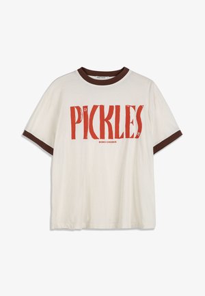 T-shirt blanc à manches courtes avec col et bordures de manches marron, texte rouge "PICKLES" et petit nom de marque "BOBO CHOSES" en dessous.