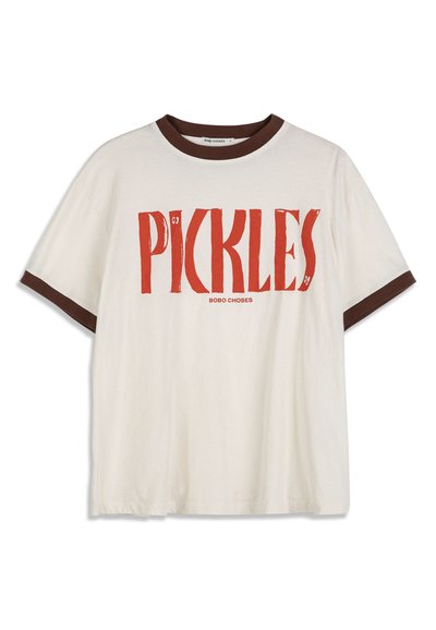 Biele tričko s krátkym rukávom, hnedým golierom a lemami na rukávoch, červeným nápisom "PICKLES" a malým názvom značky "BOBO CHOSES" pod ním.
