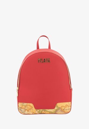 Zaino rosso con materiale liscio, cerniera dorata e pannello inferiore con motivo a mappa. Dotato di manico superiore e logo in rilievo.