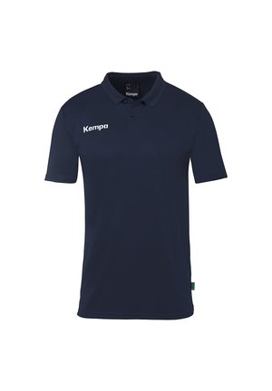 Marineblauwe polo gemaakt van ademend materiaal, met een drieknops sluiting, korte mouwen en een wit logo op de linkerborst.