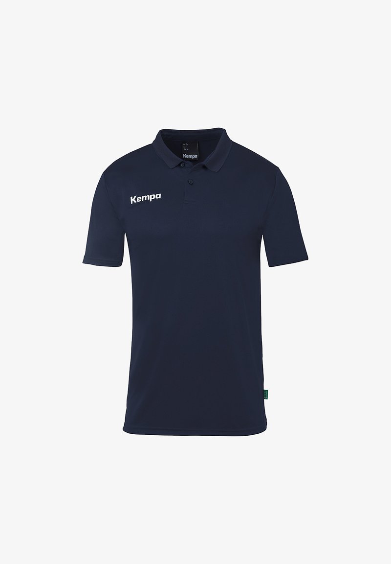 Marineblauwe polo gemaakt van ademend materiaal, met een drieknops sluiting, korte mouwen en een wit logo op de linkerborst.