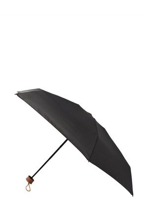Czarny parasol z gładką tkaniną, metalową ramą i zaokrągloną drewnianą rączką z pętelką ułatwiającą noszenie.