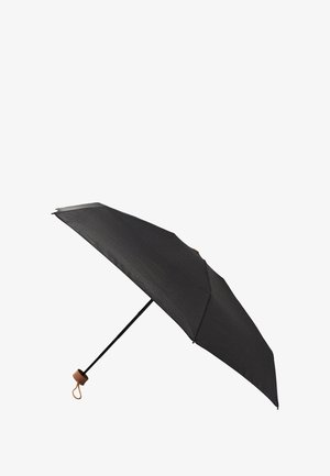 Czarny parasol z gładką tkaniną, metalową ramą i zaokrągloną drewnianą rączką z pętelką ułatwiającą noszenie.