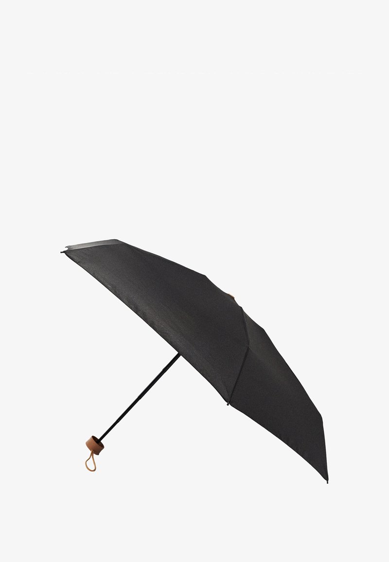 Czarny parasol z gładką tkaniną, metalową ramą i zaokrągloną drewnianą rączką z pętelką ułatwiającą noszenie.
