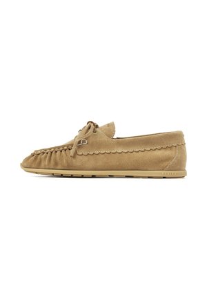 Lichtbruine suède mocassin met veterdetail, gestikte naden en platte rubberen zool, weergegeven in zijprofiel op een witte achtergrond.