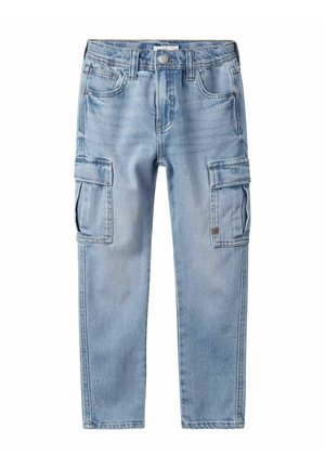Pantalon cargo en denim bleu clair avec deux poches latérales, un design classique à cinq poches et une coupe droite. Texture légèrement déchirée.
