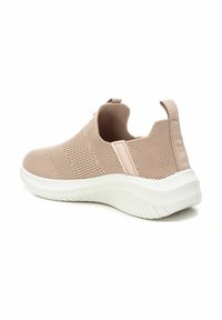 Zapato slip-on de color rosa claro con una parte superior de malla transpirable, suela de goma, superficie texturizada y una lengüeta en la parte trasera para facilitar la colocación.