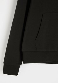 Czarna bluza z kangurzą kieszenią, prążkowanymi mankietami i hemem. Wykonana z miękkiego, teksturowanego materiału, o luźnym kroju.