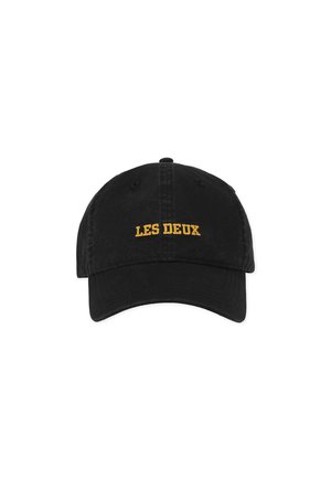 Czarna bawełniana czapka z zakrzywionym daszkiem. Na przodzie haftowane żółte napisy "LES DEUX". Miękka w dotyku, klasyczna konstrukcja z sześcioma panelami.