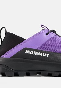Κοντινή λήψη μοβ και μαύρου outdoor παπουτσιού Mammut με υφή στη σόλα και ύφασμα στο επάνω μέρος.