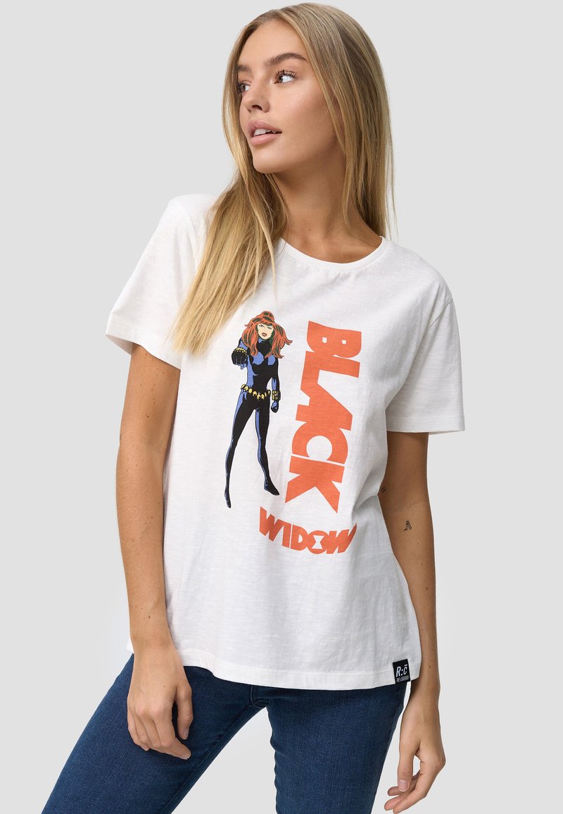 Hvid bomulds t-shirt med et grafisk motiv af en karakter i en sort dragt med røde detaljer og fed orange tekst, der siger "BLACK WIDOW".