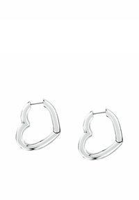 Orecchini a cerchio in argento a forma di cuore con superfici lisce e lucide e chiusure a cerniera su sfondo bianco.