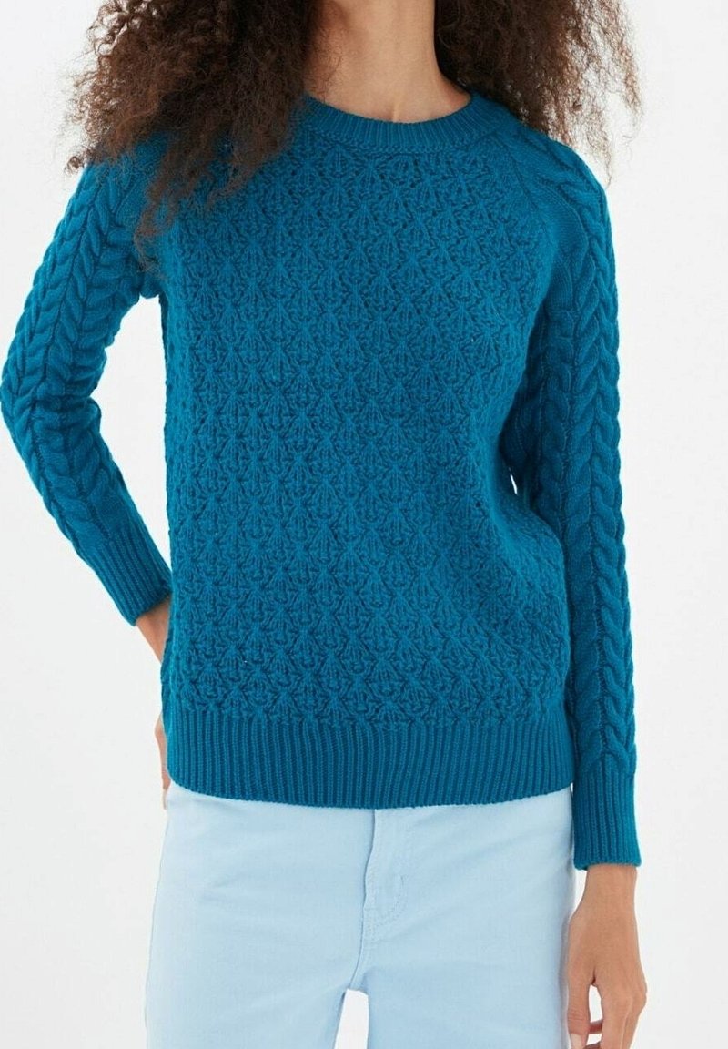 Teal stickad tröja med ett strukturerat mönster, ribbade mudd och nederkant. Långa ärmar med flätstickningsdesign.