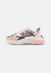 Tenisky v kombinaci metalického růžového zlata, lesklé stříbrné a růžových akcentů. Síťovina v horní části, silná bílá podrážka a dekorativní detaily šněrování.