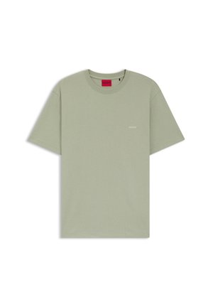 Lysegrøn T-shirt med korte ærmer og rund halsudskæring, med lille hvidt "HUGO"-logo på brystet og rød indvendig nakkemærkat.