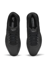 Czarne buty sportowe wykonane z syntetycznej skóry o teksturowanym wykończeniu. Posiadają wyściełany język i kołnierz, sznurowany design oraz akcenty logo.