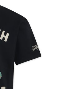 Zwarte T-shirt met korte mouwen met witte tekst en een kleurrijk grafisch ontwerp. Inclusief een gemarkeerd logo op de linker mouw.