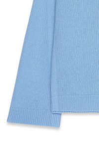 Hellblau gestrickter Pullover mit geripptem Stoff, langen Ärmeln und einem taillierten Saum. Der Stoff wirkt weich und leicht.