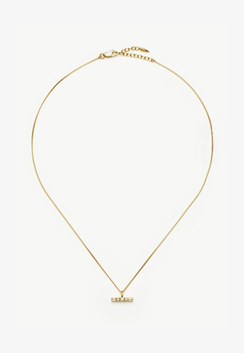 Collana in oro con pendente a barra orizzontale decorato con piccoli pietre rettangolari e rotonde trasparenti su sfondo bianco.