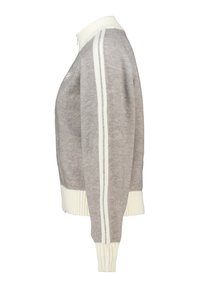 Sweater gris en tricot avec un col et des poignets côtelés blancs, présentant des rayures blanches sur les côtés des manches. Texture douce et coupe courte.