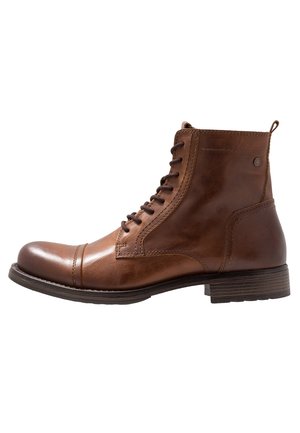 Bottine en cuir marron à lacets avec bout renforcé et petit talon empilé, vue de côté extérieur sur fond blanc.