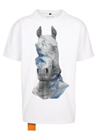 Balts T-krekls ar mašīnas grafiku, kas attēlo zirggalvu marmora un zilos toņos, ar teksturētu izskatu un oranžu etiķeti sānā.