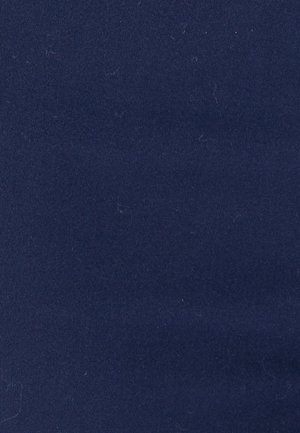 Marineblauwe katoenen stof met een gladde textuur, met lichte pluisjes en een uniforme kleur zonder patronen of versieringen.