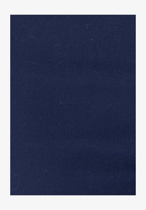 Marineblauwe katoenen stof met een gladde textuur, met lichte pluisjes en een uniforme kleur zonder patronen of versieringen.