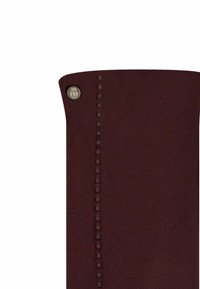 Burgunderfarbene Lederbörse mit glatter Struktur, abgerundetem Oberteil, dekorativen Nähten an der Seite und einem Metallschnappverschluss mit Logo.