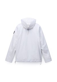 Weiße Kapuzenjacke von hinten gezeigt mit langen Ärmeln, einer kleinen schwarzen Schnalle an der Kapuze und einem Logo-Patch am linken Arm.