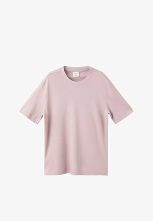 Svetlo ružové tričko s krátkym rukávom vyrobené z mäkkej látky, s klasickým okrúhlym výstrihom a voľným strihom. Bez viditeľných vzorov alebo zdobení.