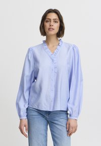 Lavendel blouse met knopen, lange pofmouwen, gerimpelde kraag en een voorpaneel. Lichtgewicht stof met subtiele textuur.