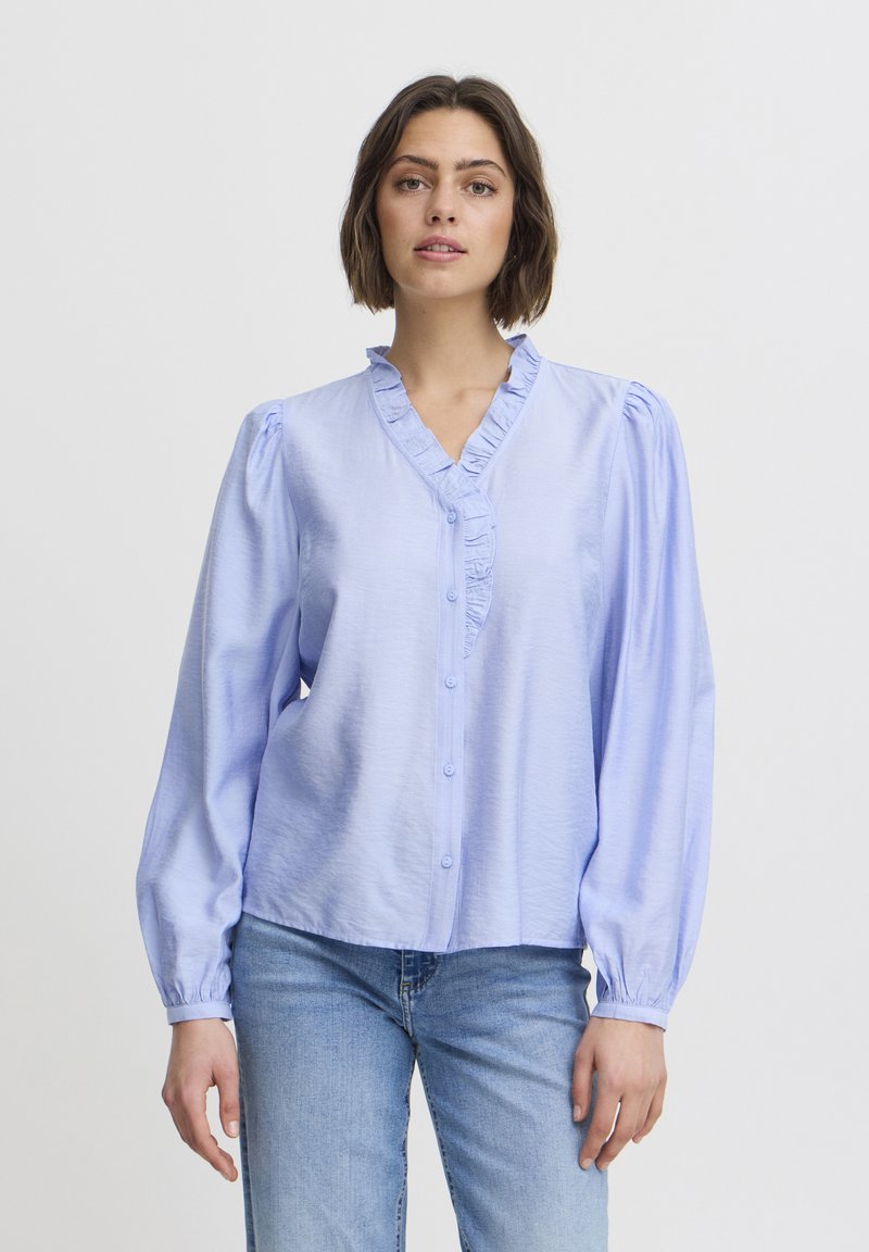 Lavendel blouse met knopen, lange pofmouwen, gerimpelde kraag en een voorpaneel. Lichtgewicht stof met subtiele textuur.