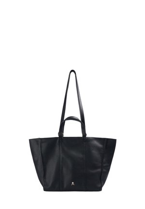 Bolso tote de piel negra con dos asas largas, forma estructurada y un pequeño logotipo en el centro inferior. Textura suave con un detalle mínimo.